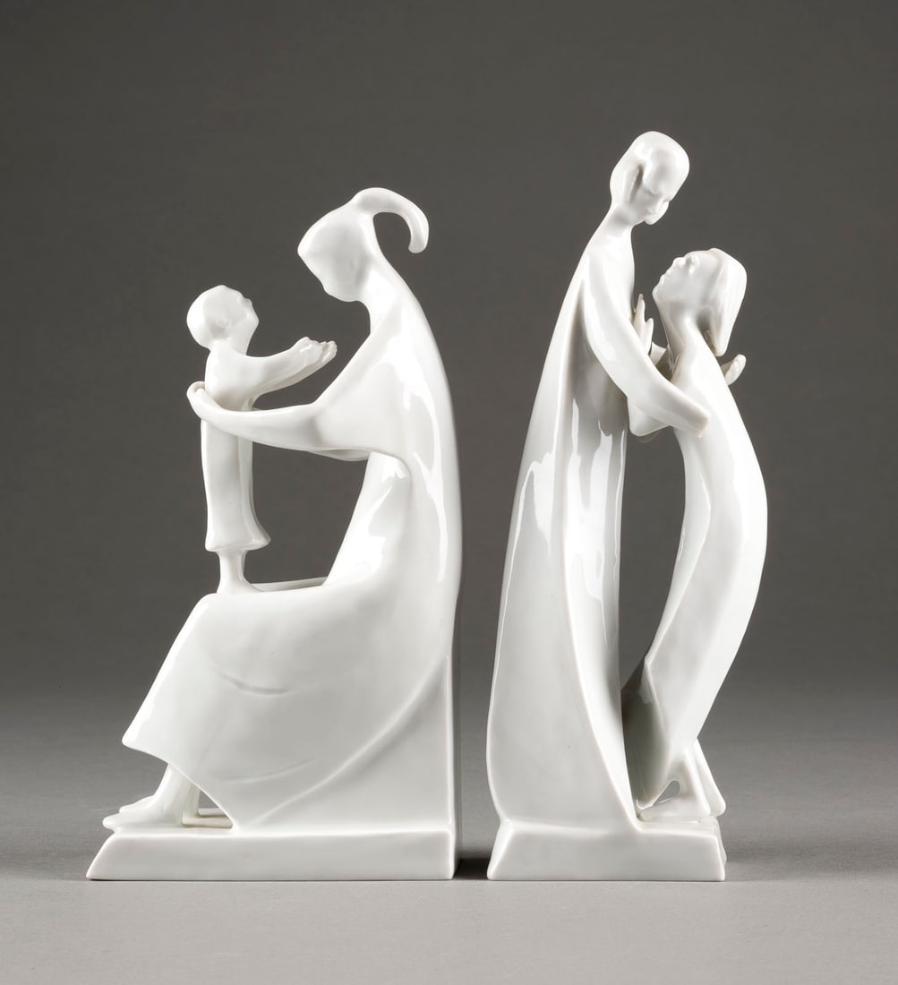 FRIEDRICH PRESS | MUTTER MIT KIND UND DER VERLORENE SOHN: FRIEDRICH PRESS 1904 Ascheberg - 1990 Dresden MUTTER MIT KIND UND DER VERLORENE SOHN Deutsch, Meissen, 1958 Weissporzellan, glasiert. H. 21-22 cm. Unterglasurblaue Schwertermarke, Weißzeichen,