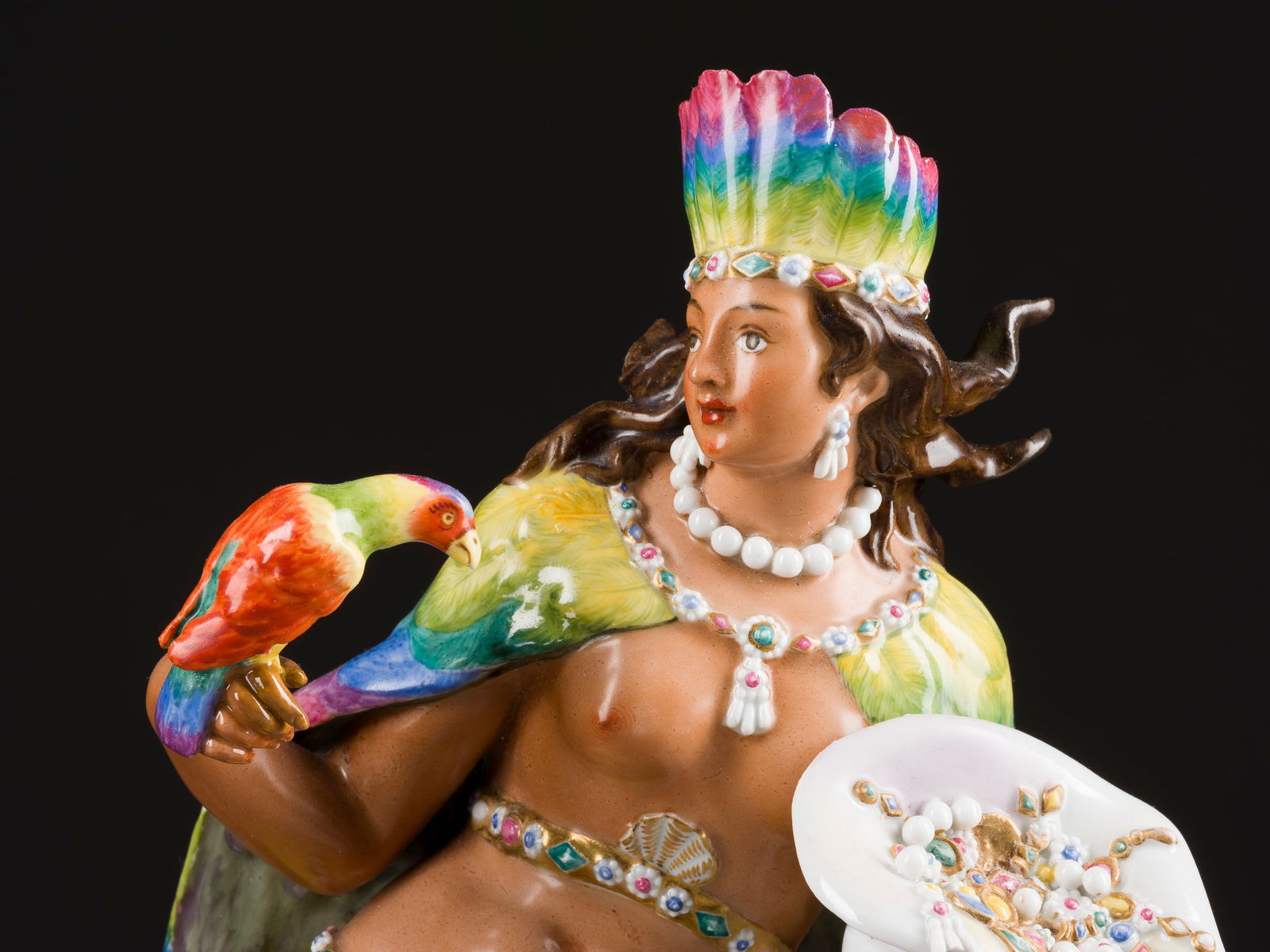 JOHANN FRIEDRICH EBERLEIN | AMERIKA-ALLEGORIE DER ERDTEILE: JOHANN FRIEDRICH EBERLEIN 1696 Dresden - 1749 Meißen AMERIKA-ALLEGORIE DER ERDTEILE Deutsch, Meissen, frühes 19. Jh. (Entwurf um 1745) Porzellan, polychrome Malerei, dezente Goldstaffage. H. 28,5