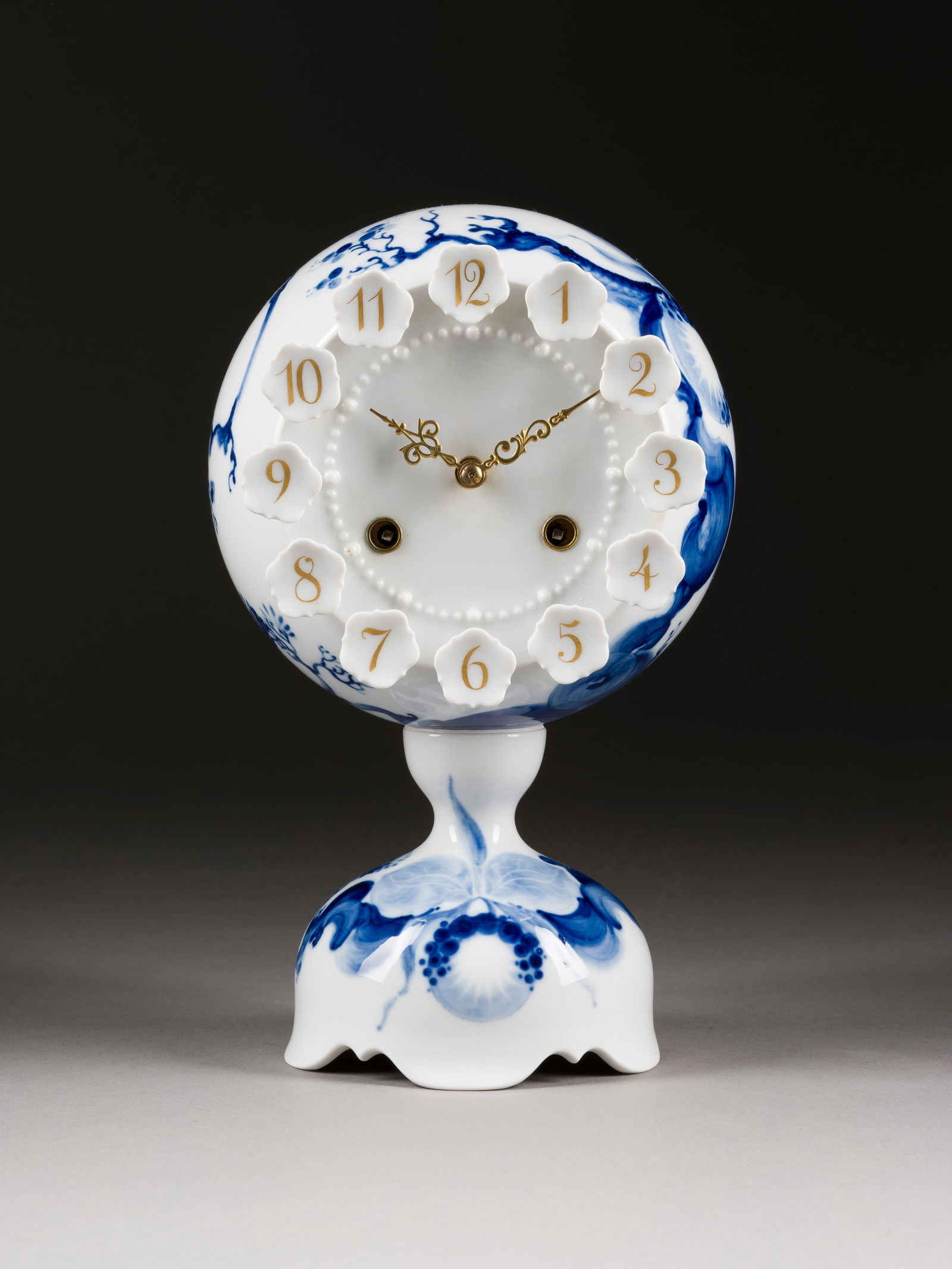 PETER STRANG | PORZELLANUHR 'ORCHIDEE AUF AST': PETER STRANG Dresden 1936 - 2022 PORZELLANUHR 'ORCHIDEE AUF AST' Deutsch, Meissen, 1984 Porzellan, Blaumalerei. H. 26 cm. Unterglasurblaue Schwertermarke, Press- und Malernummer, Jahreszeichen,