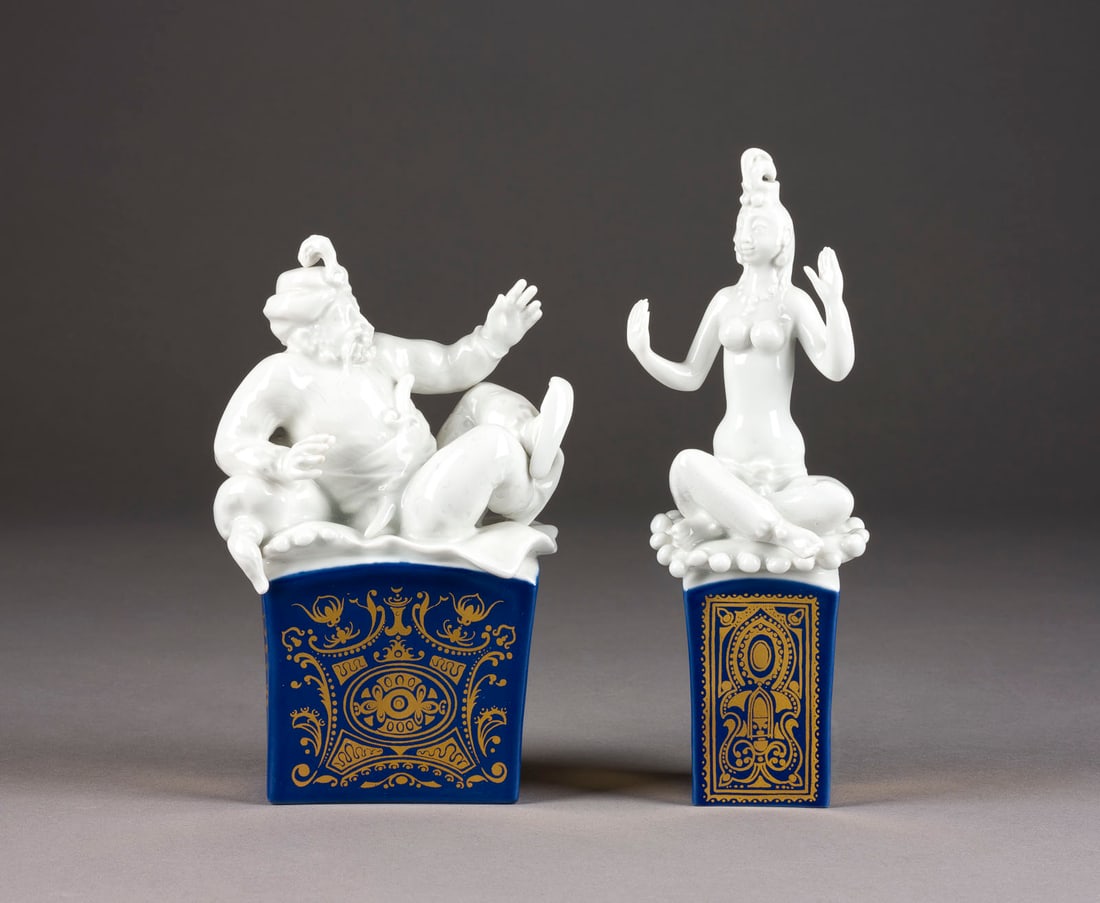 PETER STRANG | SULTAN SCHEHEREBAN UND SCHEHERZADE: PETER STRANG 1936 Dresden SULTAN SCHEHEREBAN UND SCHEHERZADE Deutsch, Meissen, 1980 und 1981 Weißporzellan, glasiert, teilweise Blaufond, Goldstaffage. H. 17,5 und 20 cm. Unterglasurblaue