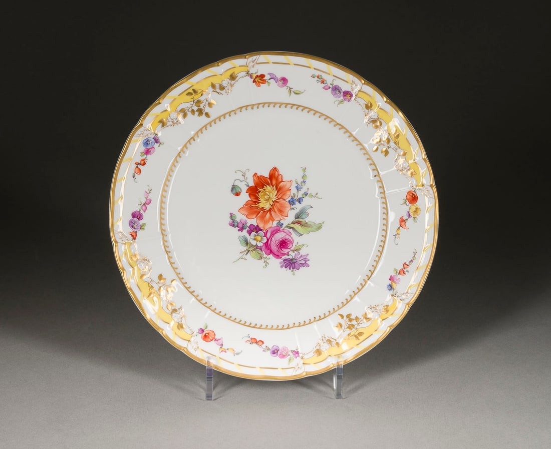 | TELLER 'BRESLAUER STADTSCHLOSS': TELLER 'BRESLAUER STADTSCHLOSS' Deutsch, KPM Berlin, 2. Hälfte 20. Jh. Porzellan, polychrome Malerei, Goldstaffage. D. 26 cm. Unterglasurblaue Zeptermarke, roter Reichsapfel mit KPM,