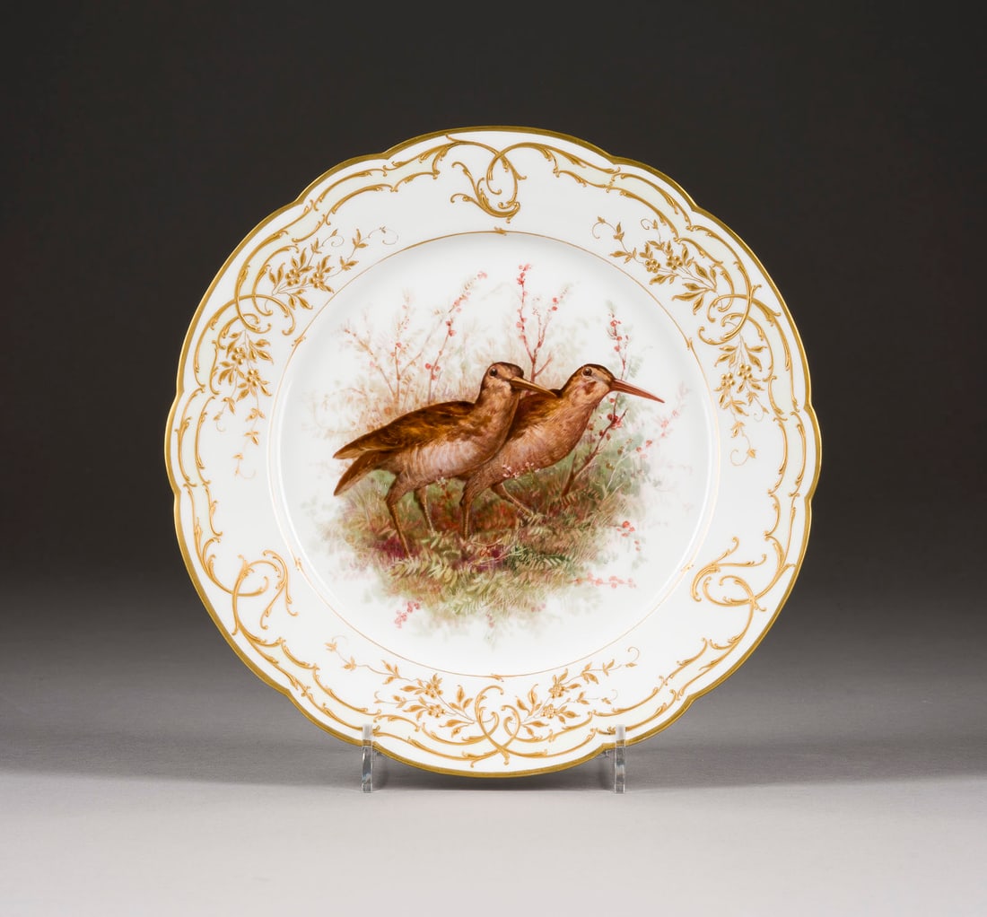 | WEICHMALEREI-TELLER MIT WALDSCHNEPFE: WEICHMALEREI-TELLER MIT WALDSCHNEPFE Deutsch, KPM Berlin, Anfang 20. Jh. Porzellan, polychrome Malerei, Goldstaffage. D. 24,5 cm. Unterglasurblaue Zeptermarke, Reichsapfel in Rot.WEICHMALEREI-TELLER