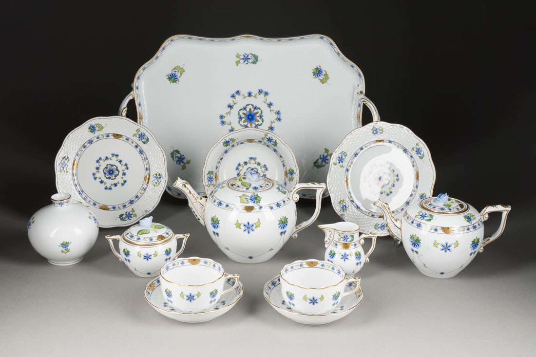 | 13-TEILIGES TEESERVICE 'BLAUE GIRLANDE': 13-TEILIGES TEESERVICE 'BLAUE GIRLANDE' Ungarn, Herend, 20. Jh. Porzellan, polychrome Malerei, Goldstaffage. L. 46 cm (Tablett), H. 11,5-13,5 cm (Teekanne). Aufglasurblauer Manufakturstempel,