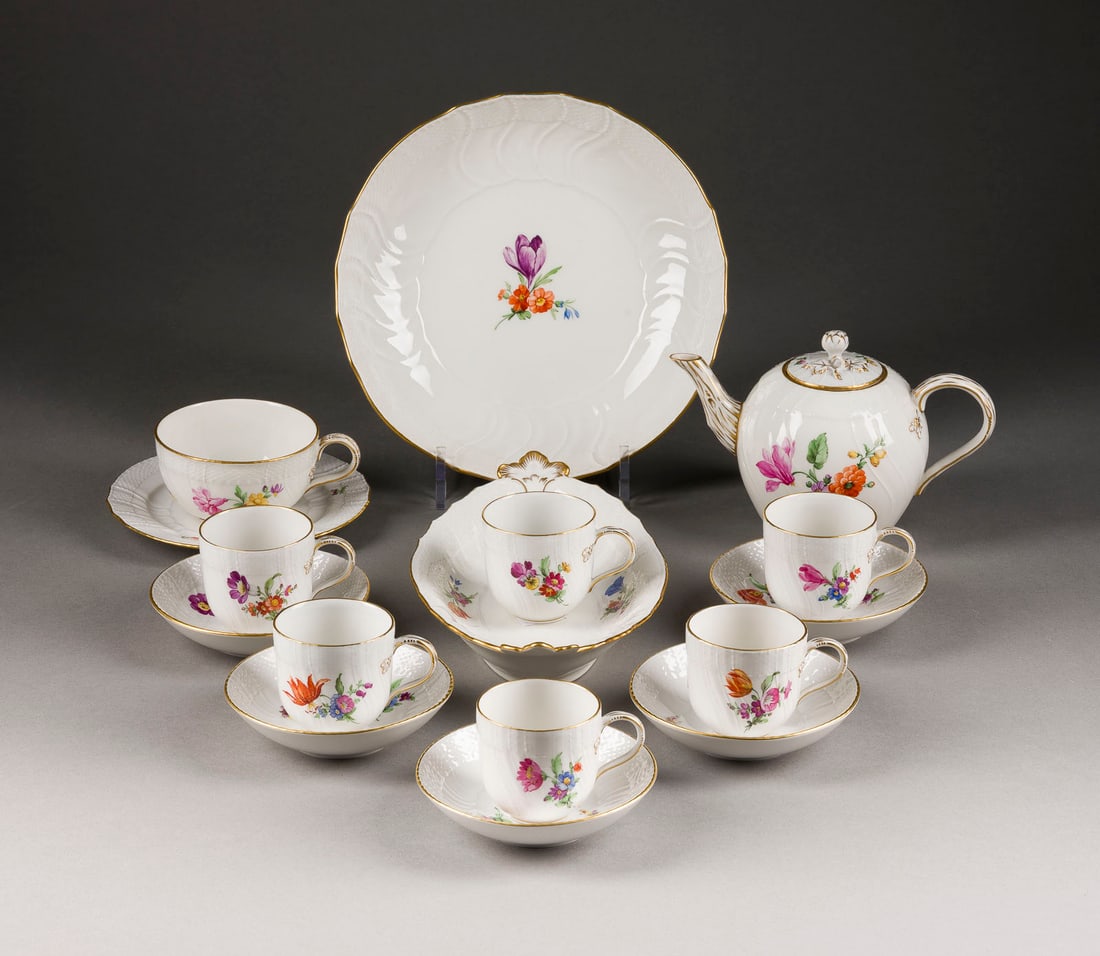 | 16-TEILIGES RESTESERVICE 'BLUMENMALEREI UND SCHMETTERLIN: 16-TEILIGES RESTESERVICE 'BLUMENMALEREI UND SCHMETTERLINGE' Deutsch, KPM Berlin, 20. Jh. Porzellan, polychrome Malerei, Goldstaffage. H. 11,5 cm (Teekanne), L. 24,5 cm (ov. Platte). Unterglasurblaue