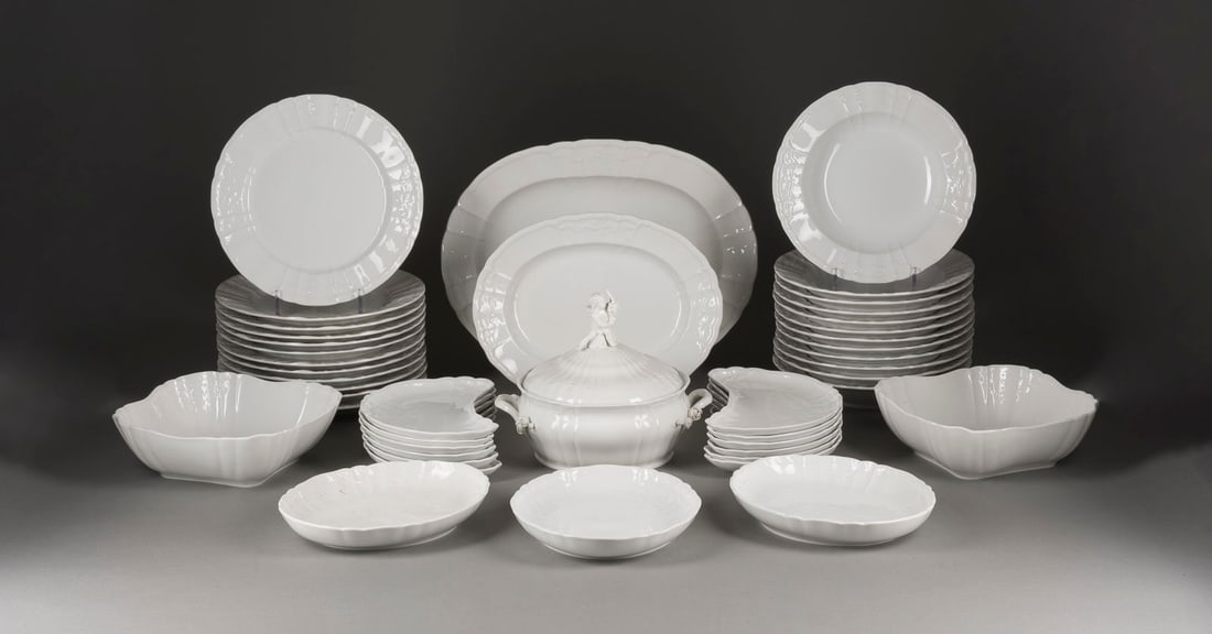 | 125-TEILIGES SPEISE-/TEE-/KAFFEE UND MOKKASERVICE 'ROCAI: 125-TEILIGES SPEISE-/TEE-/KAFFEE UND MOKKASERVICE 'ROCAILLE' Deutsch, KPM Berlin, 20. Jh. Weißporzellan. H. 22-25 cm (Kanne), L. 26-40 cm (Platte). Unterglasurblaue Zeptermarke. Bestehend aus: 1 Mokk