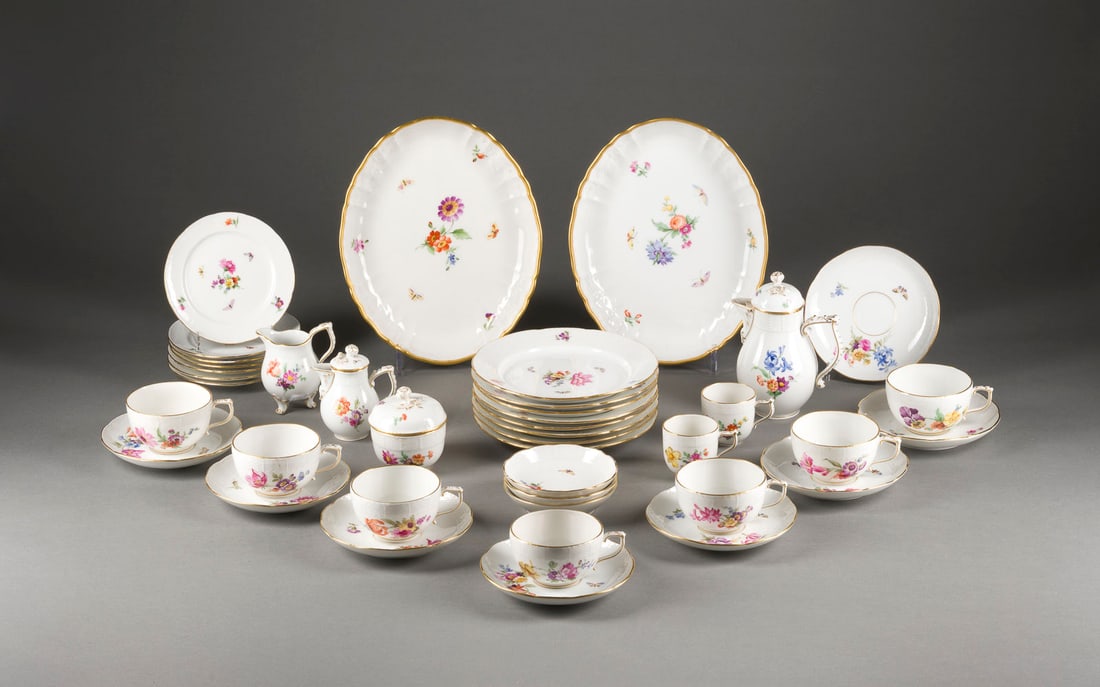 | 41-TEILIGES RESTESERVICE KPM 'BLUMEN UND INSEKTEN MIT GO: 41-TEILIGES RESTESERVICE KPM 'BLUMEN UND INSEKTEN MIT GOLDRAND' Deutsch, KPM Berlin, 20. Jh. Porzellan, polychrome Malerei, Goldstaffage. L. 27 cm (Schalle), D. 14,5-19,5 cm (Kuchenteller). Unterglasu