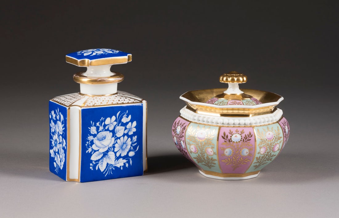 | BIEDERMEIER-TEEDOSE UND ZUCKERDOSE: BIEDERMEIER-TEEDOSE UND ZUCKERDOSE Deutsch, KPM Berlin, um 1830-1850 Porzellan, farbiger Fond, Goldstaffage. H. 11 und 13 cm. Unterglasurblaue Zepter- bzw. Pfenning-Marke, einmal roter Reichsapfel mit