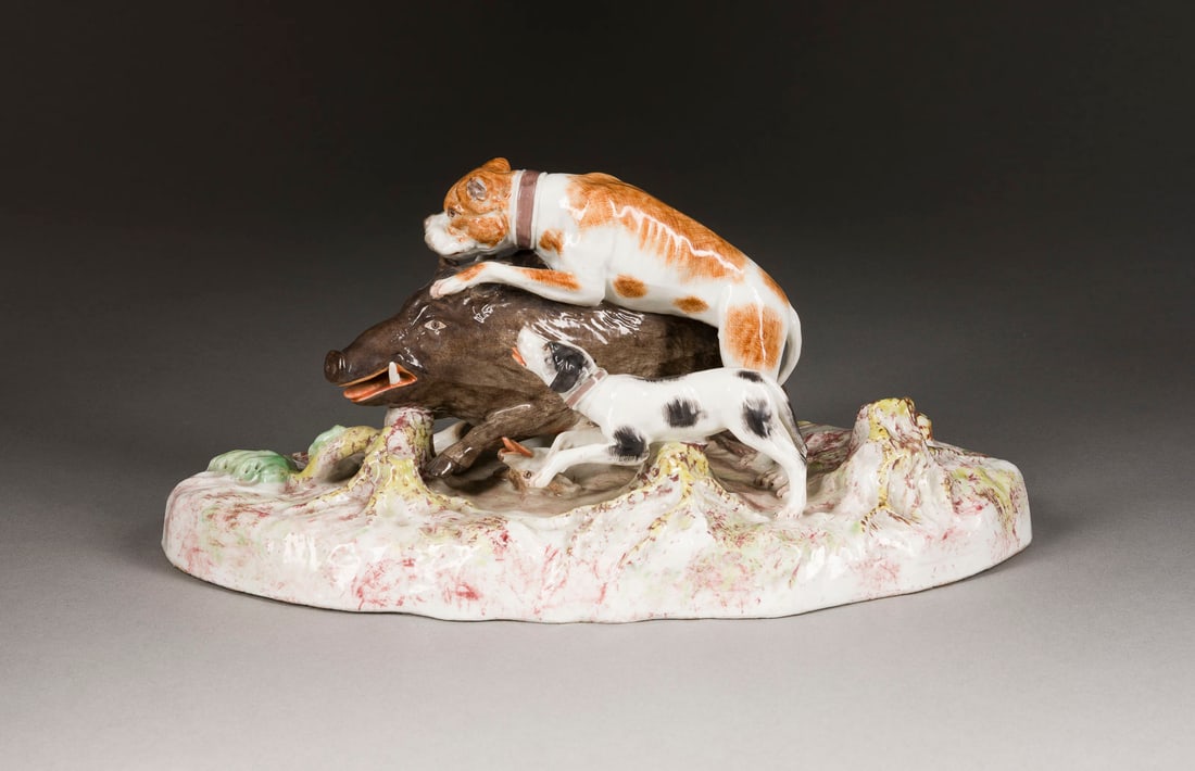| WILDSCHWEINHATZ: WILDSCHWEINHATZ Deutsch, Höchst, 18. Jh. Porzellan, polychrome Malerei. H. 13,5 cm, L. 31 cm. Unterglasurblaue Radmarke, eingepresstes 'I'. Ohr min. best., Schwanz min. besch.WILDSCHWEINHATZ