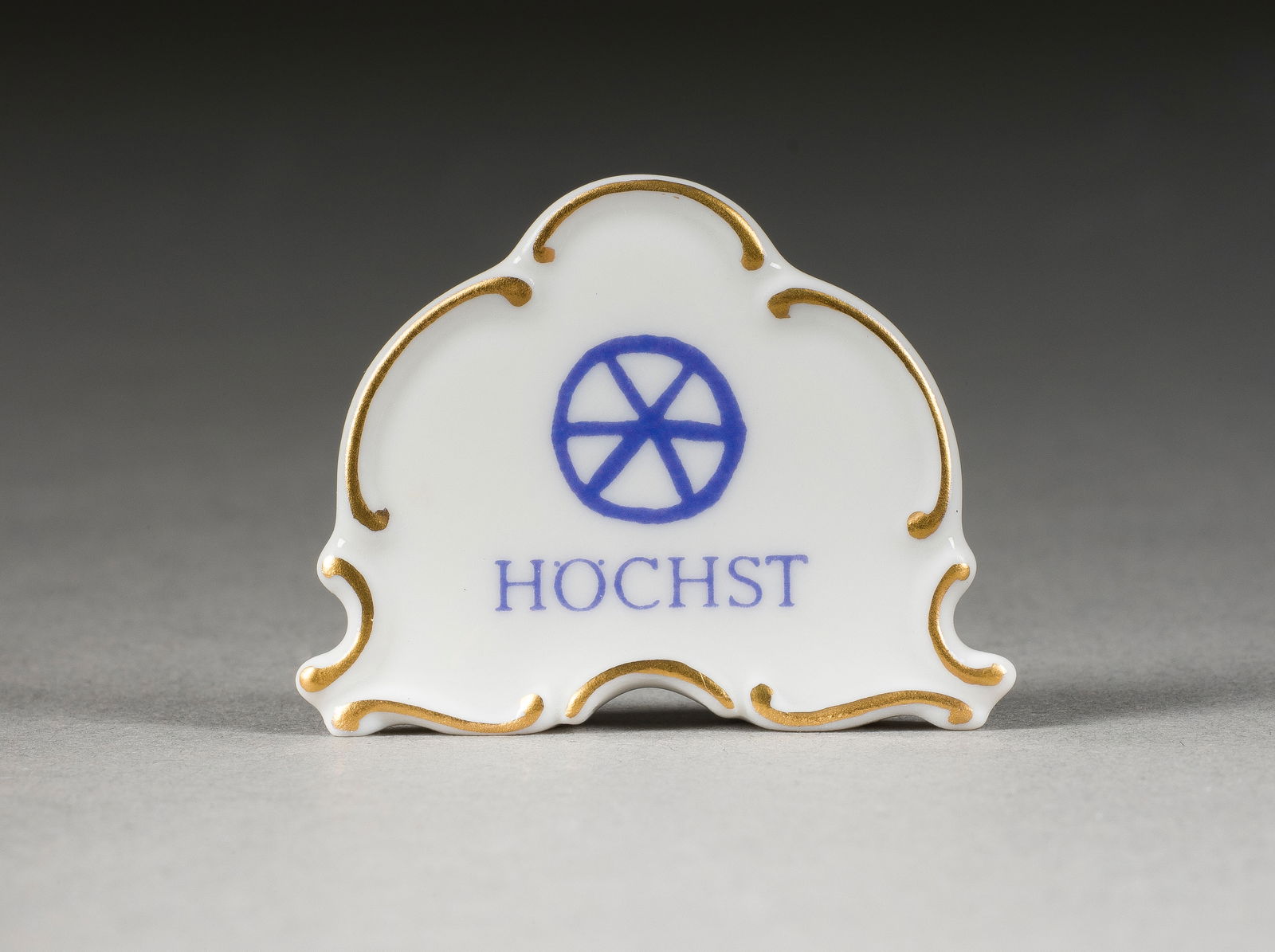 JOHANN PETER MELCHIOR | KONVOLUT VON NEUN HÖCHSTER FIGUREN: JOHANN PETER MELCHIOR Ratingen 1747 - München 1825 KONVOLUT VON NEUN HÖCHSTER FIGUREN UND EIN PORZELLANSCHILD Deutsch, Höchst, 20. Jh. (Entwurf 1775) Porzellan, polychrome Malerei. H. 10-12,5 cm.