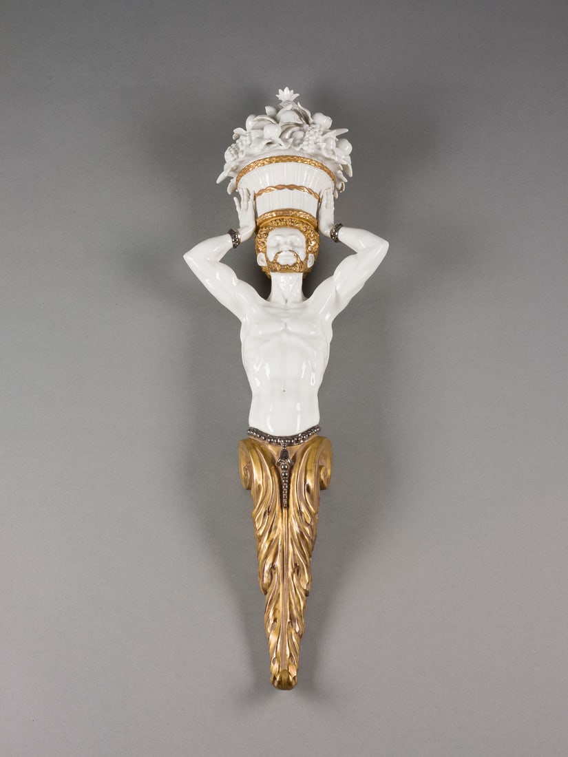 | EINE WANDAPPLIKE: EINE WANDAPPLIKE Spanien, Algora, um 1960 Weissporzellan, braun bemalt, Gold- und Silberdekor. H. 66,5 cm. Firmenmarke 'Algora/Made in Spain', Modellnr. 'T.371'. Ein Blatt min. rest.EINE WANDAPPLIKE