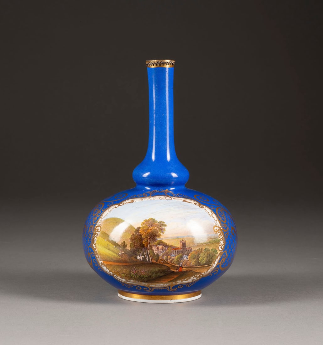 | VASE: VASE Wohl Frankreich, 19. Jh. Porzellan, polychrome Malerei, Goldstaffage, Blaufond, Montierung. H. 23,5 cm. Min. best.VASE