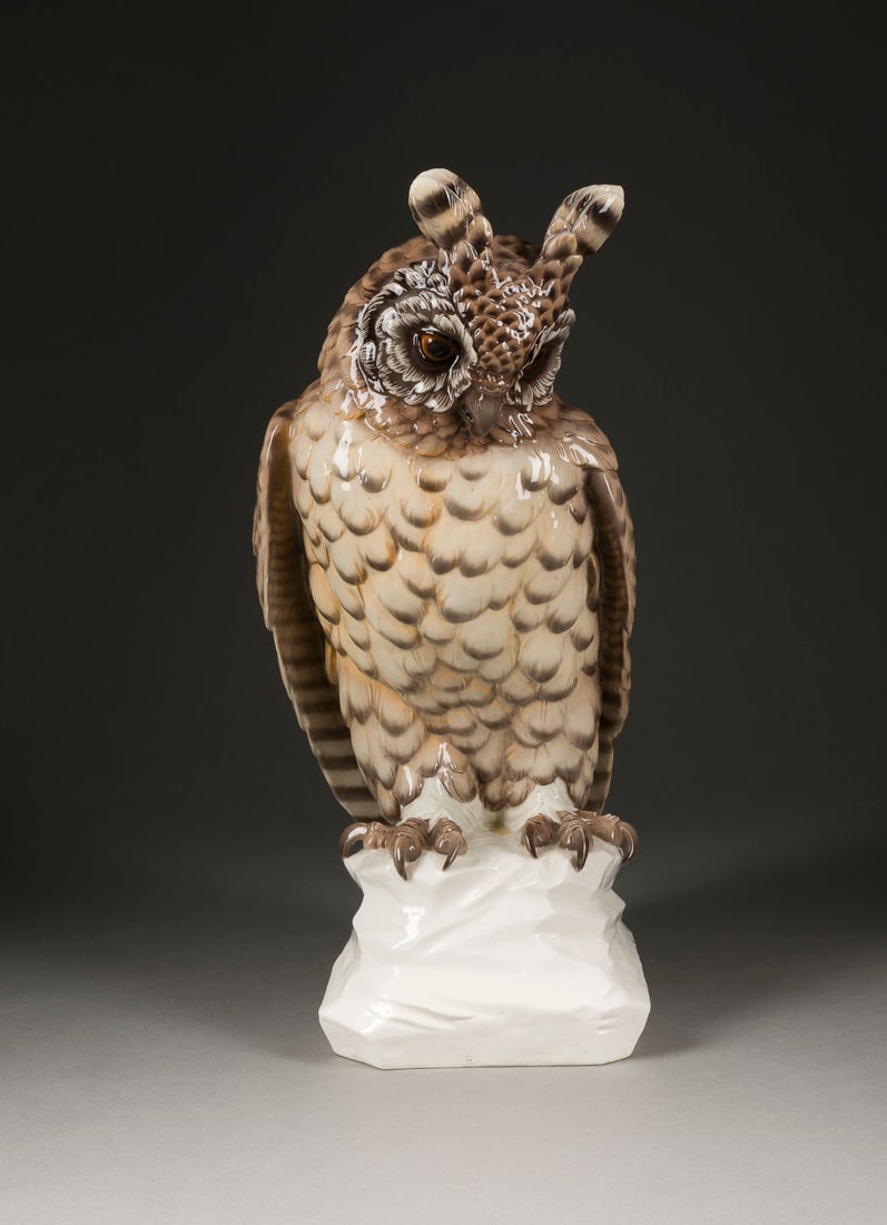 AUGUST GÖHRING | UHU: AUGUST GÖHRING 1891 Eisfeld - 1965 München UHU Deutsch, Nymphenburg, 20. Jh. (Entwurf 1927) Porzellan, polychrom gefasst. H. 43 cm. Unterglasurblau Blindstempel (schauseitig), auf der Bodenunterseit