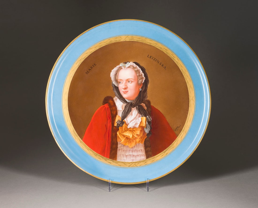 | BILDTELLER MIT PORTRÄT VON MARIA LESZCZYNSKA: BILDTELLER MIT PORTRÄT VON MARIA LESZCZYNSKA Frankreich, Sèvres, nach Gemälde von Jean-Marc Nattier (1703-1768) Porzellan, polychrome Malerei, Goldstaffage. D. 45 cm. Bodenmarke.BILDTELLER MIT