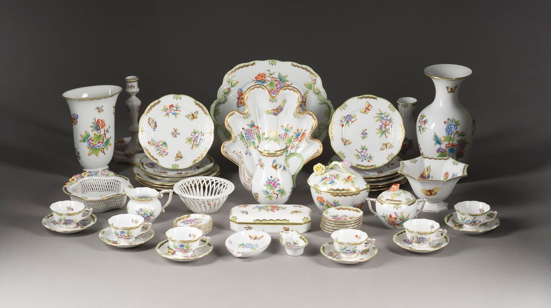 | 52-TEILIGES MOKKASERVICE 'VICTORIA': 52-TEILIGES MOKKASERVICE 'VICTORIA' Ungarn, Herend, 20. Jh. Porzellan, polychrome Malerei, Goldstaffage. H. bis 5 cm (Balustervase), 24x24 cm (Tablett). Aufglasurblauer Manufakturstempel, part.