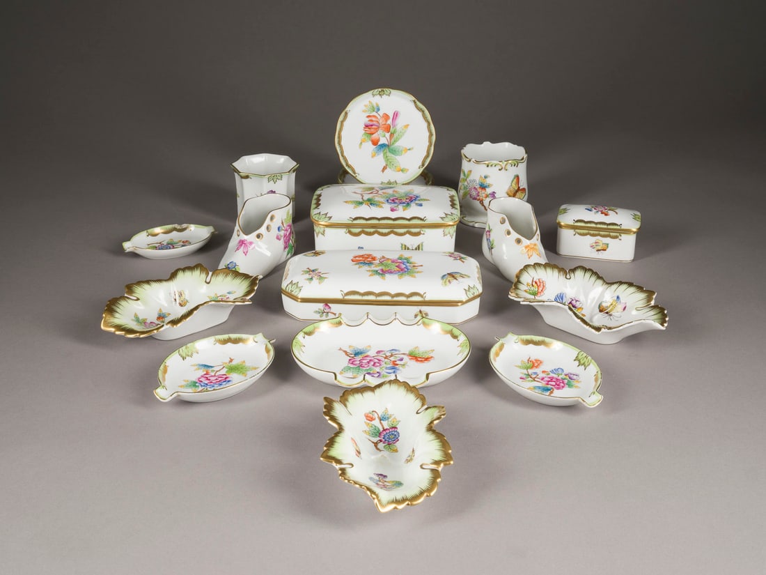 | 20-TEILIGES PORZELLAN-KONVOLUT 'VICTORIA': 20-TEILIGES PORZELLAN-KONVOLUT 'VICTORIA' Ungarn, Herend, 20. Jh. Porzellan, polychrome Malerei, Goldstaffage. L. bis 17 cm (längliche Deckeldose), H. bis 6,7 cm. Aufglasurblauer Manufakturstempel,