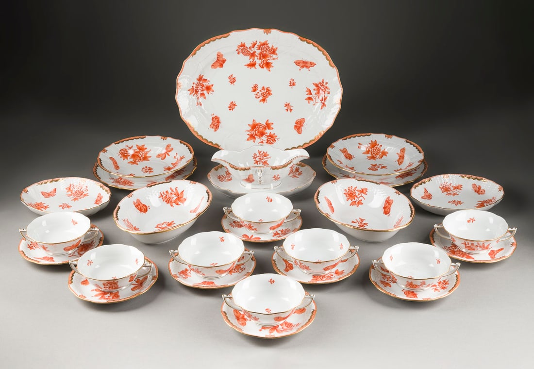 | 26-TEILIGES RESTSERVICE 'VICTORIA FORTUNA ORANGE': 26-TEILIGES RESTSERVICE 'VICTORIA FORTUNA ORANGE' Ungarn, Herend, 20. Jh. Porzellan, Camaieumalerei, Goldstaffage. L. 22-42 cm (Schalen). Aufglasurblauer Manufakturstempel, Dekorzeichen, Maler- und