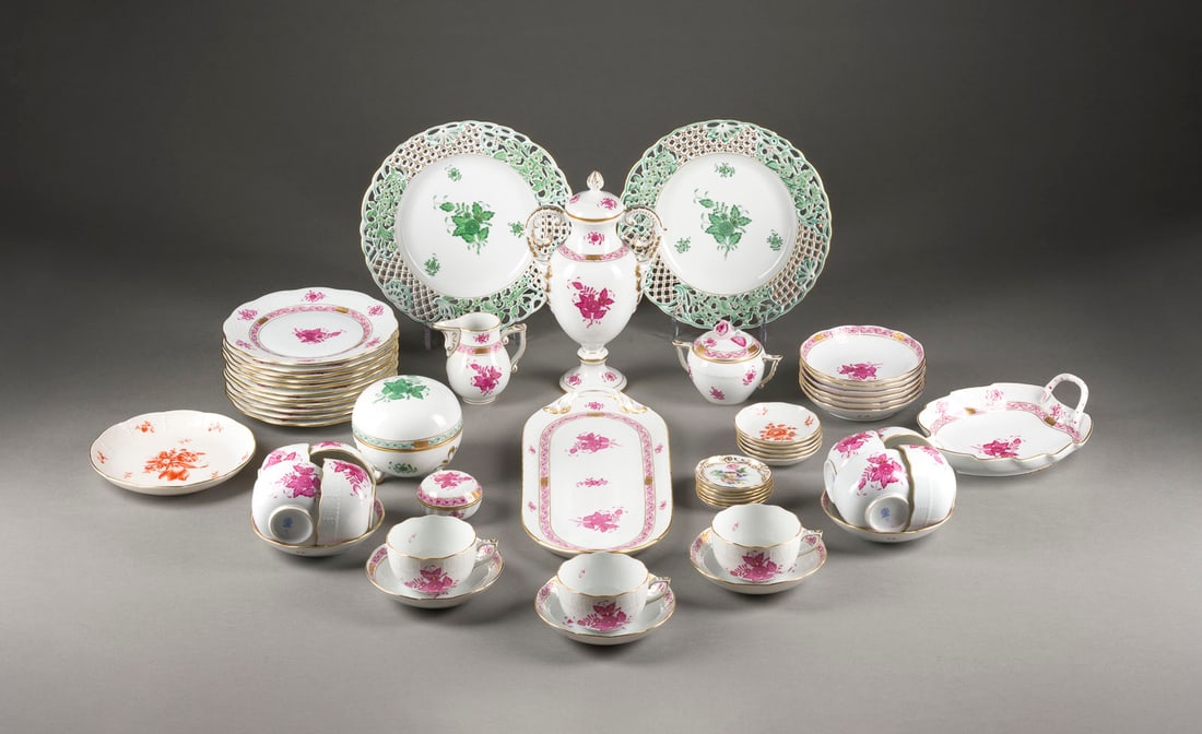 | 42-TEILIGES RESTSERVICE: 42-TEILIGES RESTSERVICE Deutsch, Herend, 20. Jh. Porzellan, Camaieumalerei in Grün, Orange und Purpur, polychrome Malerei, Goldstaffage. L-36,5 cm (Platte). Aufglasurblauer Manufakturstempel, part.