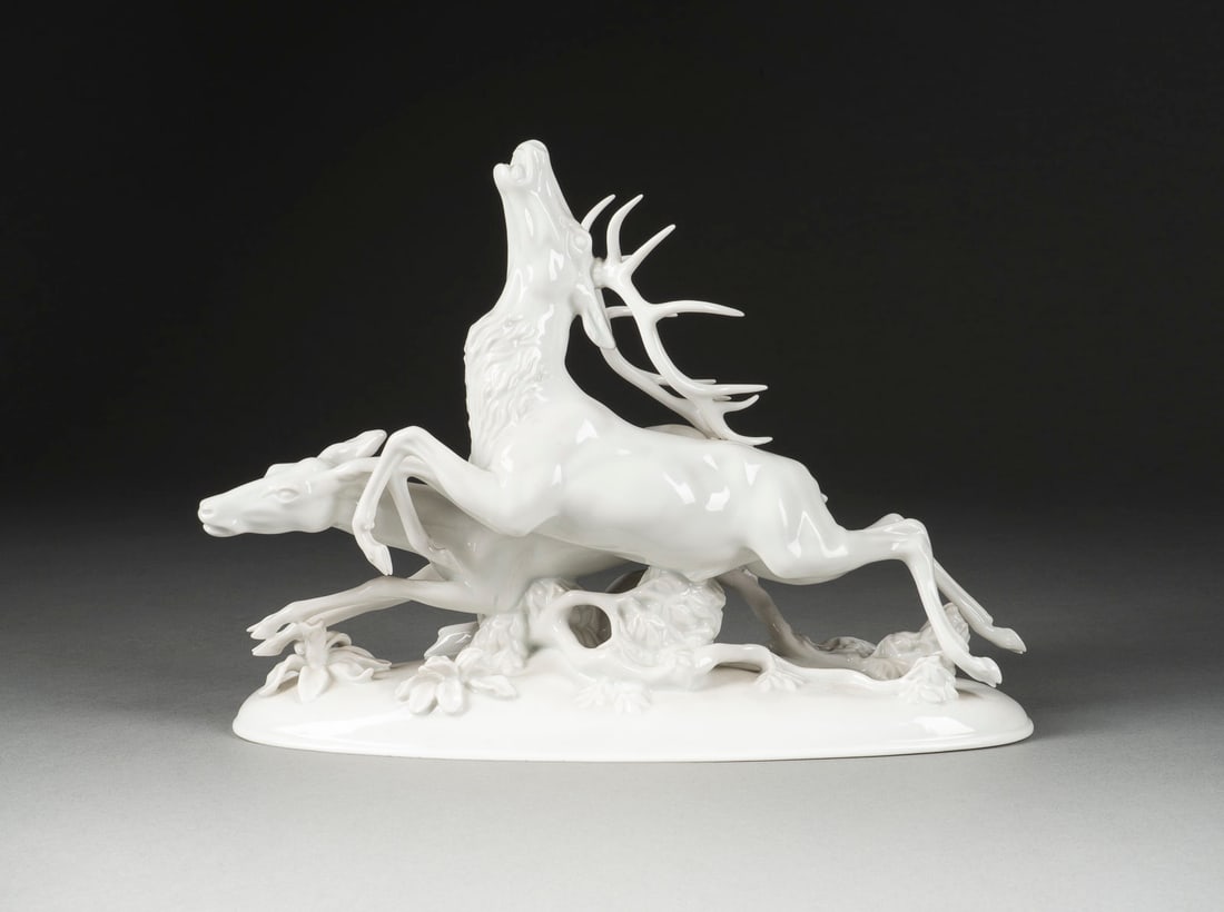 | HIRSCHGRUPPE: HIRSCHGRUPPE Österreich, Augarten Wien, ab 1920 Weißporzellan, glasiert. H. 20,5 cm, L. 28 cm. Unterglasurblauer Manufakturstempel, eingepresstes 'B' sowie 'Made in Austria 'Modellnr. '1662'.HIRSCHG