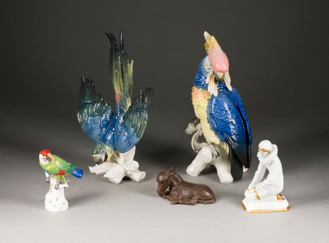 | FÜNFTEILIGES PORZELLAN-KONVOLUT: FÜNFTEILIGES PORZELLAN-KONVOLUT Deutsch, Meissen, Rosenthal, Karl Ens, 20. Jh. Porzellan, u.a. Böttgersteinzeug, polychrome Malerei, teilw. Goldstaffage. H. 6,7-35 cm. Unterglasurblaue