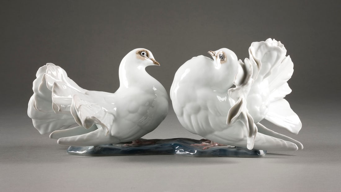 FRITZ HEIDENREICH | TAUBENPAAR: FRITZ HEIDENREICH 1895 Mering - 1966 Selb TAUBENPAAR Deutsch, Rosenthal, 2. Hälfte 20. Jh. (Entwurf 1936) Porzellan, polychrom gefasst. H. 13 cm. Grüne Firmenmarke 'Porzellan Manufaktur Selb',