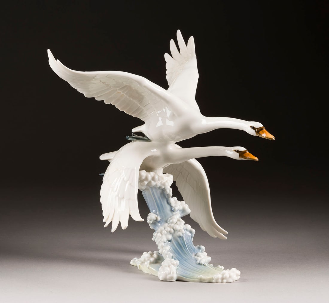 HANS ACHTZIGER | ZWEI FLIEGENDE SCHWÄNE AUF WELLENSOCKEL (1 of 1)