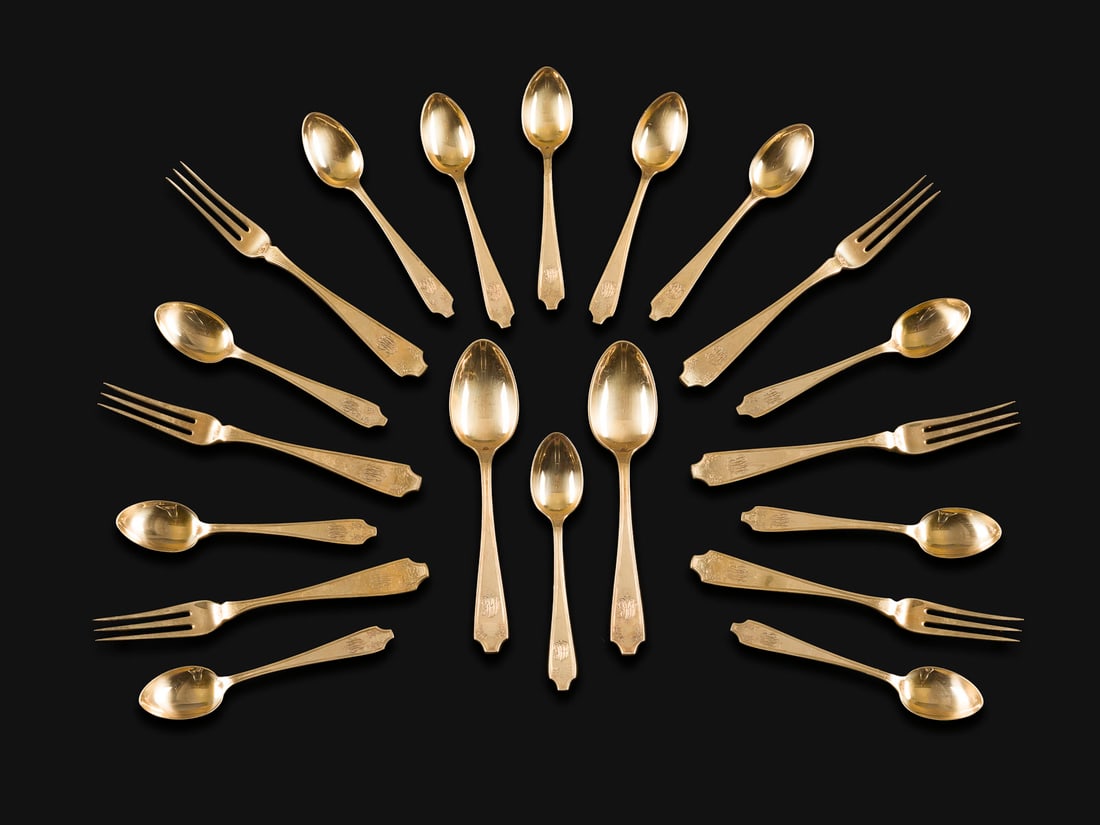 | MASSIVES 20-TEILIGES TIFFANY-DESSERT-BESTECK AUS GOLD: MASSIVES 20-TEILIGES TIFFANY-DESSERT-BESTECK AUS GOLD Tiffany & Co, 20. Jh. 18 kt. Gold.L. 12 cm / L. 14,5 cm, 640 g. Punziert 'C TIFFANY & Co MAKERS 18 KT SOLID GOLD'. Bestehend aus zwölf