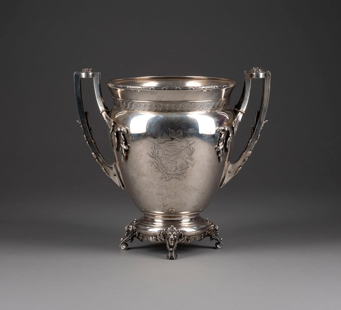 | PRUNKVOLLER TIFFANY-SEKTKÜHLER: PRUNKVOLLER TIFFANY-SEKTKÜHLER USA, San Francisco, Tiffany & Co, 1870-1875 Silber, gedrückt, ziseliert. H. 28,1 cm, 2057 g. Auf der Bodenunterseite punziert mit Herstellermarke, Modellnummer