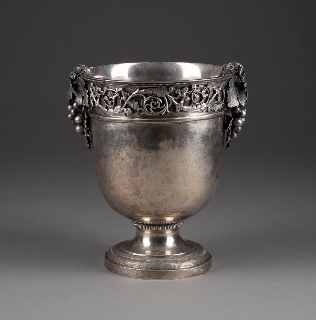 | MASSIVER WIENER SEKTKÜHLER MIT APPLIZIERTEM WEINREBENDEK (1 of 1)