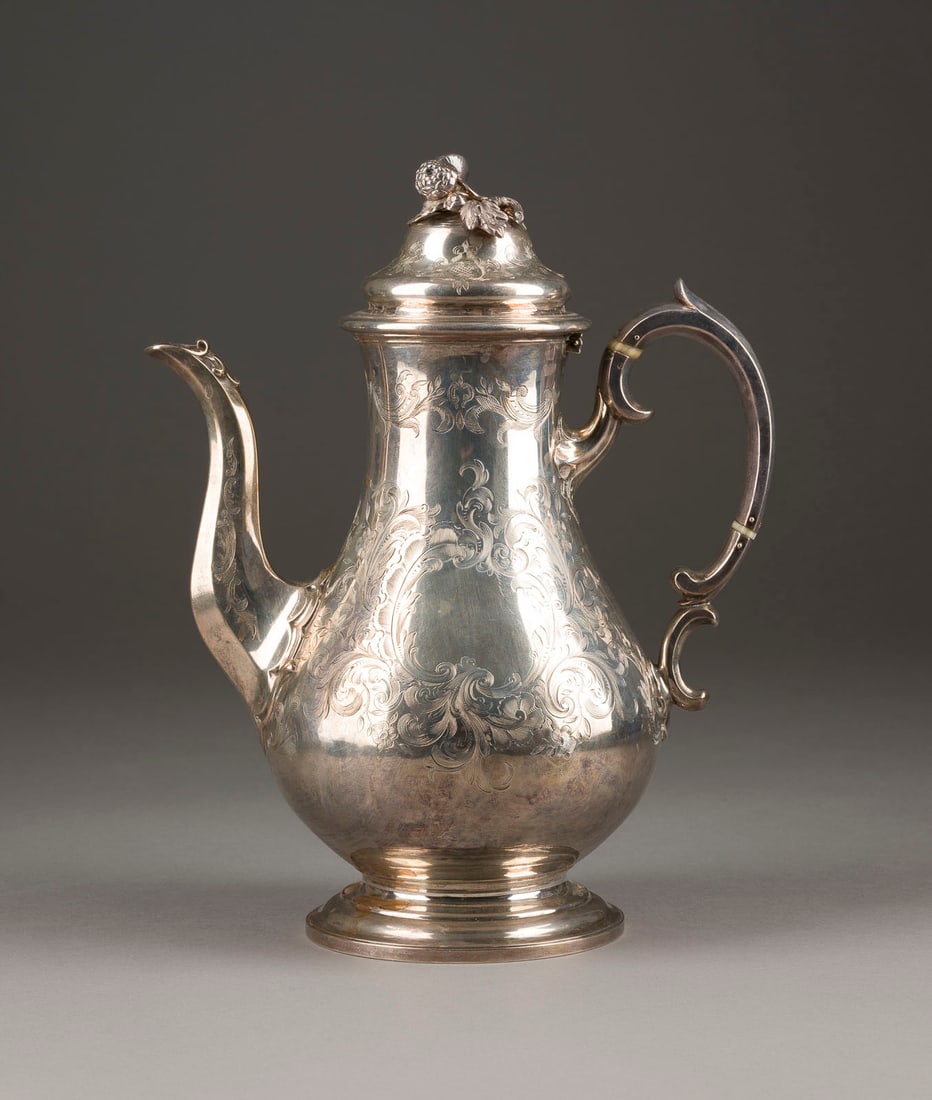 | VIKTORIANISCHE KAFFEEKANNE: VIKTORIANISCHE KAFFEEKANNE England, London, Edward Barnand & Sons, 1839 Sterlingsilber. H. 27,7, L. 22,2 cm, 909 g. Punziert mit schreitendem Löwen, Stadt- und Herstellermarke sowie Steuermarke und J