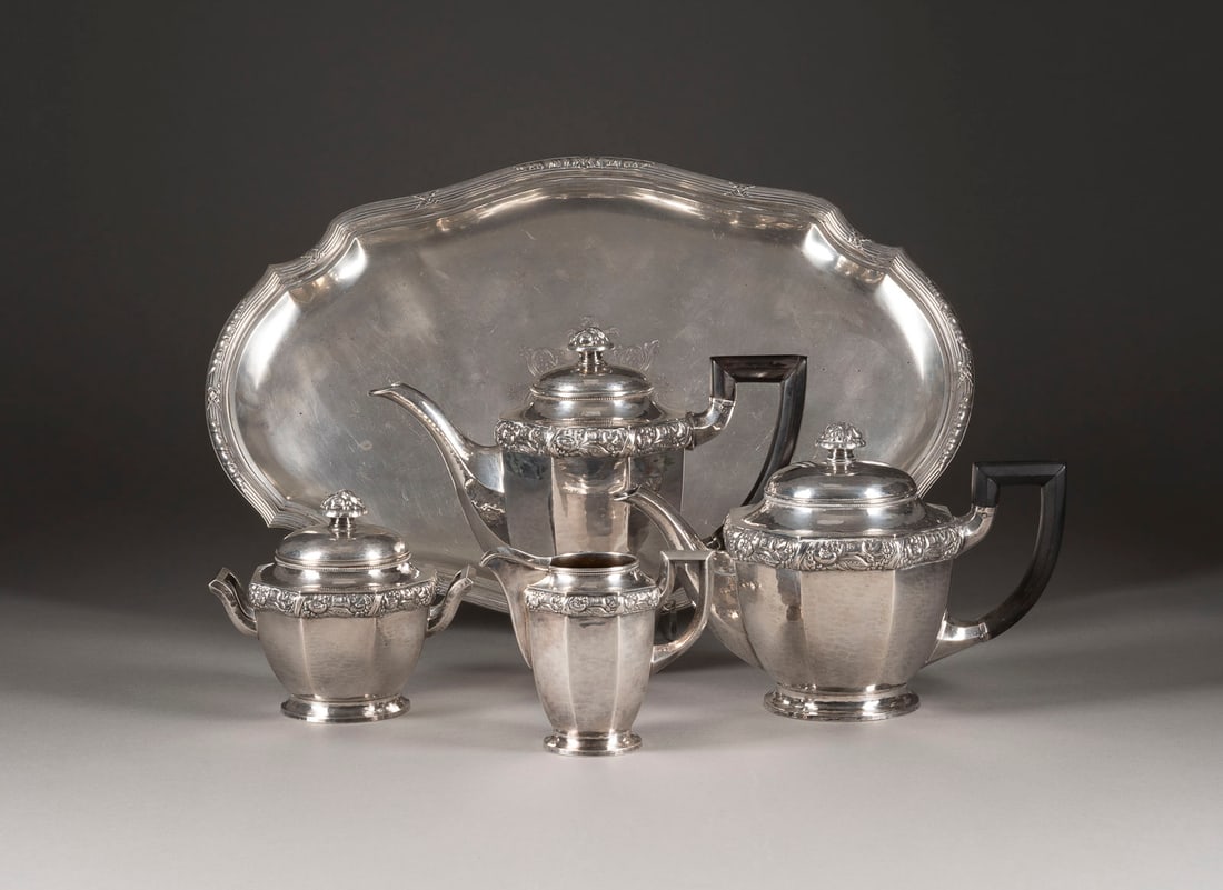 | VIERTEILIGES KAFFEE- UND TEESERVICE AUF TABLETT (1 of 1)