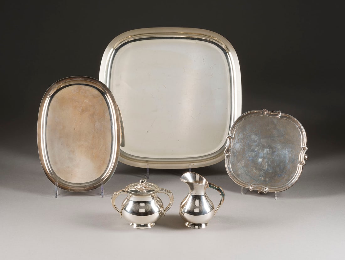 | ZUCKERDOSE, MILCHKÄNNCHEN UND DREI TABLETTS: ZUCKERDOSE, MILCHKÄNNCHEN UND DREI TABLETTS Deutsch/England, London, Wilkens, ab 1933 835/925er Silber. Ges.-Gew. 2196 g. Punziert mit Halbmond, Krone, Feingehaltsangabe '925', '835', Garantie- und H