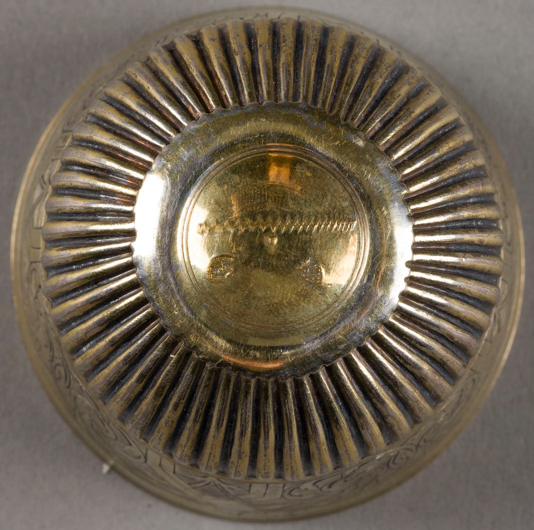 | AUGSBURGER TUMMLER: AUGSBURGER TUMMLER Deutsch, Augsburg, Johann Christian I. Hünning (1699 - 1737), um 1707-1711 Silber, vergoldet. Gew. 65 g, H. 4,7 cm. Auf der Bodenunterseite punziert mit Stadtmarke und