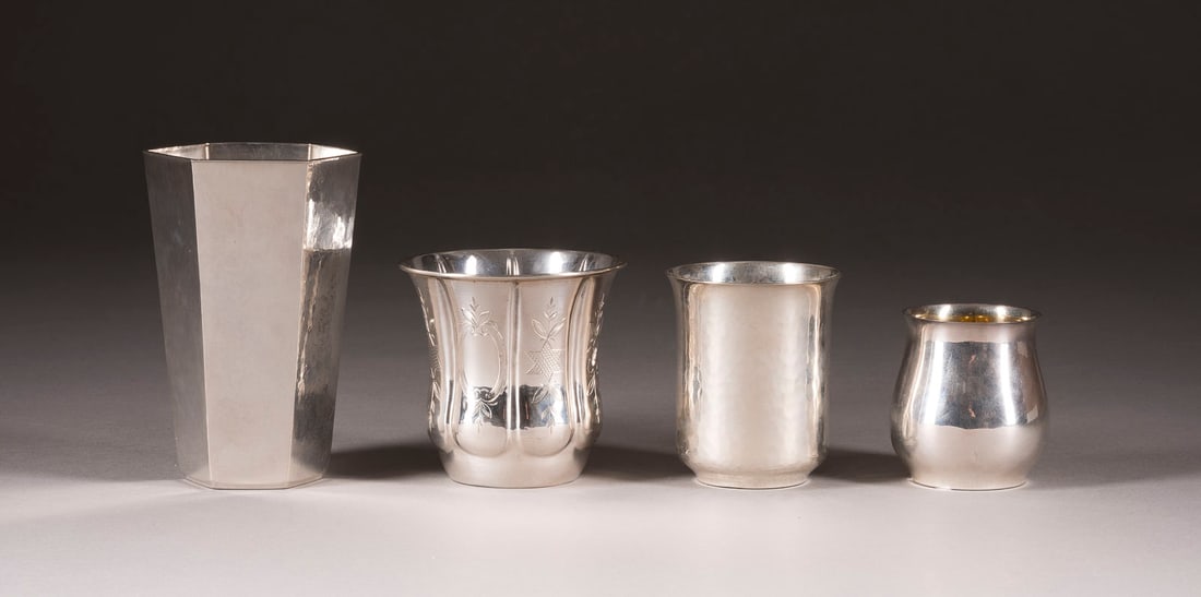 | VIER BECHER: VIER BECHER Deutsch, Frankreich, 19./20. Jh. 835/925er Silber, teilw. innen vergoldet. Ges. Gew. 539 g. Teilw. punziert mit Halbmond, Krone, Minervakopfmarke, Feingehalt '835s', '925',