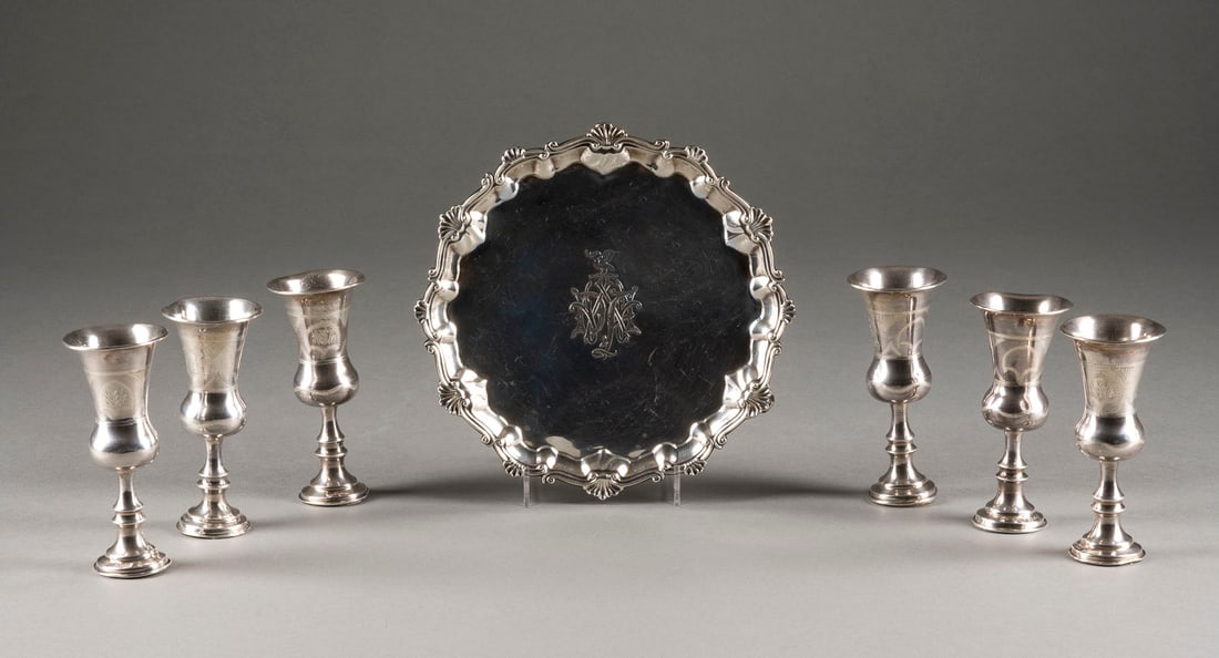 | SECHS SCHNAPSBECHER MIT TABLETT: SECHS SCHNAPSBECHER MIT TABLETT England, London/Birmingham, u.a. C.S. Harris & Sons, 1896 und 1915 Silber, gefüllt. Ges.-Gew. 831 g. Punziert mit Garantie- und Herstellermarken 'C.S.H', 'JK' sowie