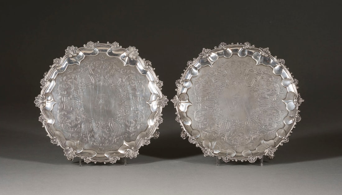 | PAAR TABLETTS MIT FÜSSEN: PAAR TABLETTS MIT FÜSSEN England, London, 1811 und 1812 Silber. Ges. Gew. 1087 g, D. 24,5 cm. Punziert mit Garantiemarken, Herstellermarke sowie Jahresbuchstaben 'Q' und 'R', sowie Queen Victoria