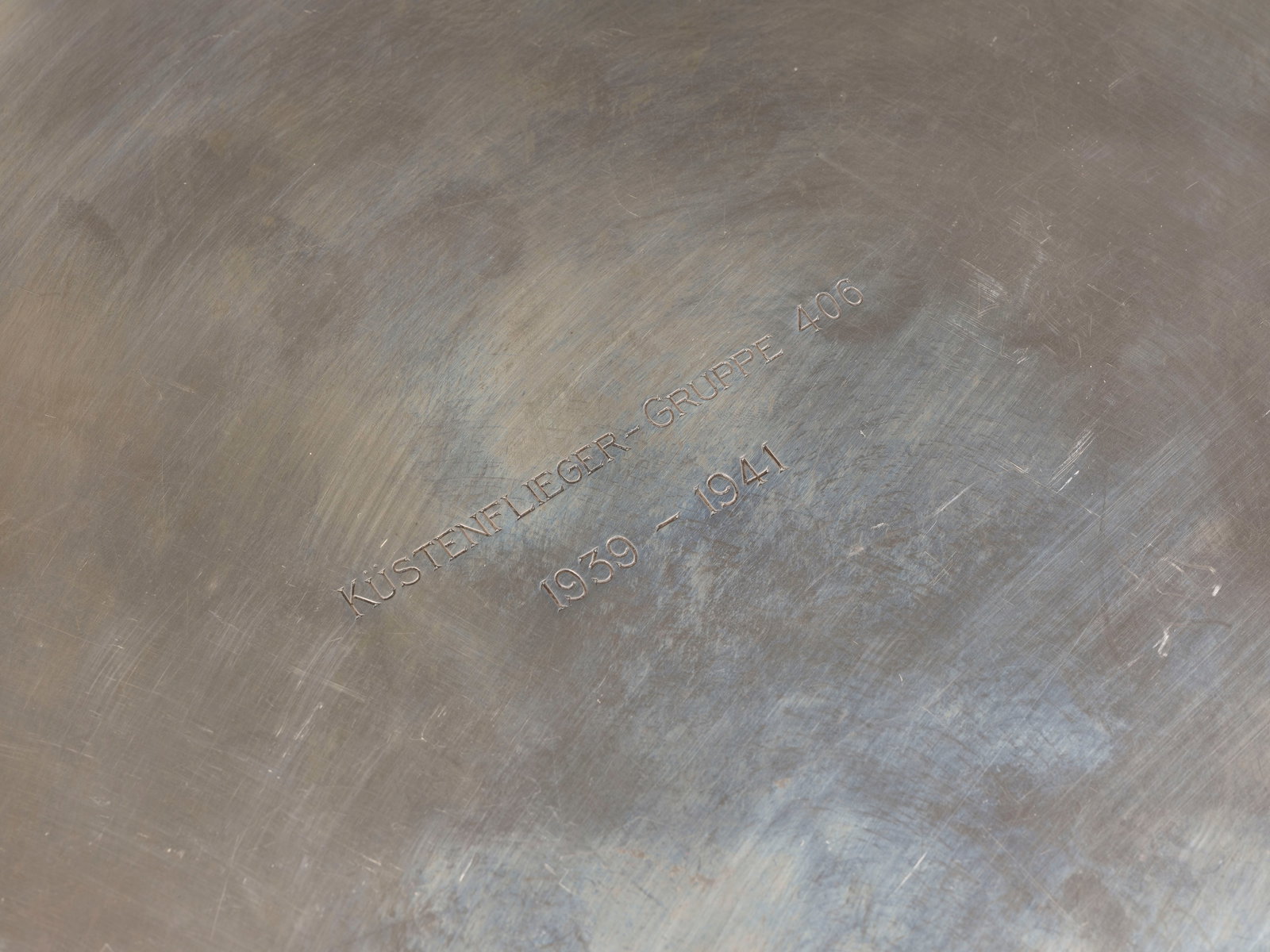 | SCHALE UND TABLETT: SCHALE UND TABLETT Deutsch/Holland, u.a. Pforzheim, Lutz & Weiss GmbH, ab 1917 833/835er Silber. Ges.-Gew. 771 g, D. 28,5 cm, L. 28 cm. Punziert mit Silbergarantiemarken, teilw. Jahresbuchstabe 'H',