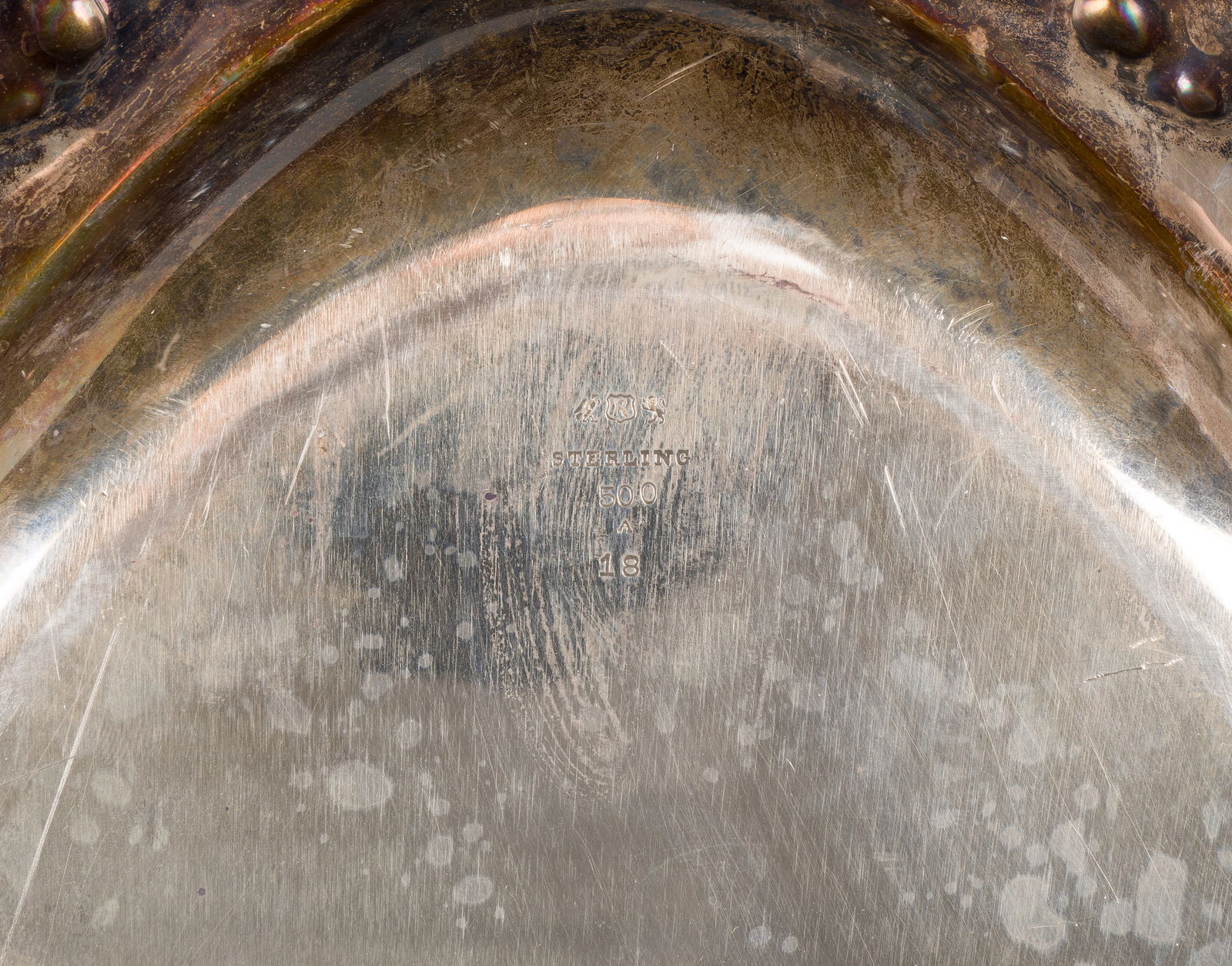 | TABLETT: TABLETT USA, Taunton, Massachusetts, Reed & Barton Sterling-Silber. Gew. 1483 g., L. 53 cm. Punziert mit Firmensignet, 'Sterling', '500', 'A', '18'. Gebrauchsspuren.TABLETT