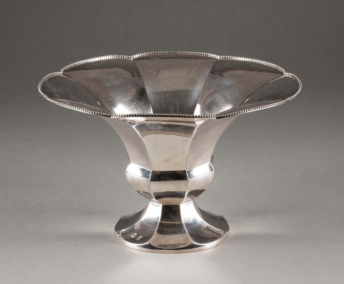 | OBSTSCHALE: OBSTSCHALE Deutsch, Hamburg, Emil Hofmann, 20. Jh. 800er Silber. Gew. 642 g, H. 17,7 cm. Punziert mit Halbmond, Krone, Feingehalt '800' und Firmensignet. Mit Monogramm 'A.E' und Widmung.OBSTSCHALE