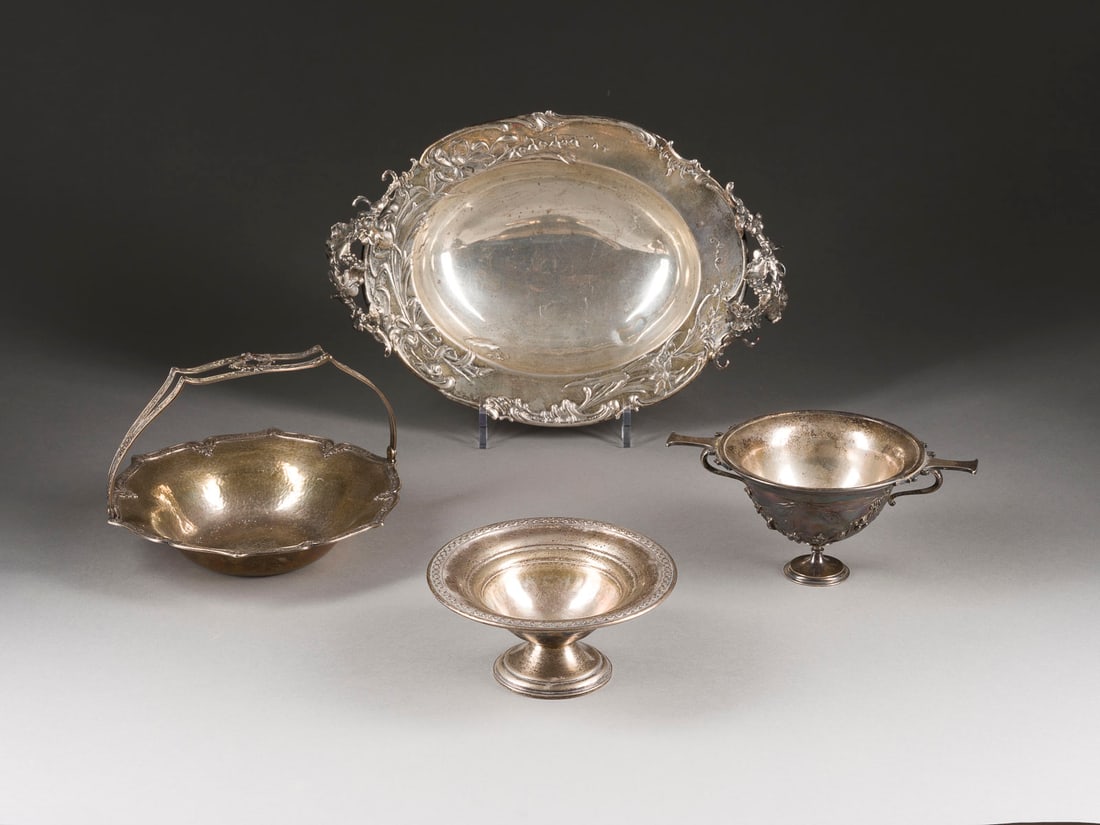 | SAMMLUNG VON VIER SCHÄLCHEN: SAMMLUNG VON VIER SCHÄLCHEN U.a. Deutsch/USA, u.a. Hemerlingen b. Bremen/Massachusetts, M.H. Wilkens & Söhne/Rogers, 20. Jh. 800/925er Silber, teilw. Vergoldungsreste, teilw. gefüllt. Ges. Gew.