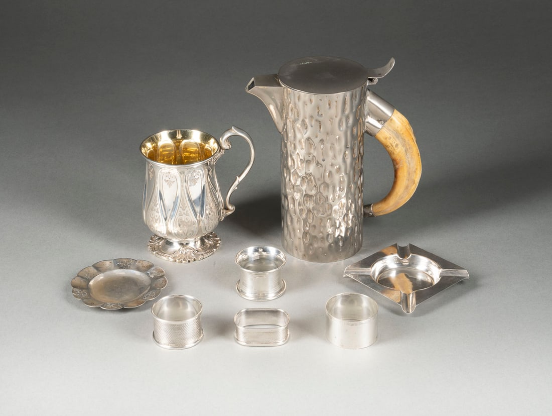 | SAMMLUNG VON SIEBEN SILBEROBJEKTEN: SAMMLUNG VON SIEBEN SILBEROBJEKTEN England, Birmingham/London, u.a. Broadway, Docker & Burn Ltd, Edward & John Barnard, 20. Jh. Silber, teilw. vergoldet. Ges.-Gew. 403 g., H. 13 cm. Teils punziert