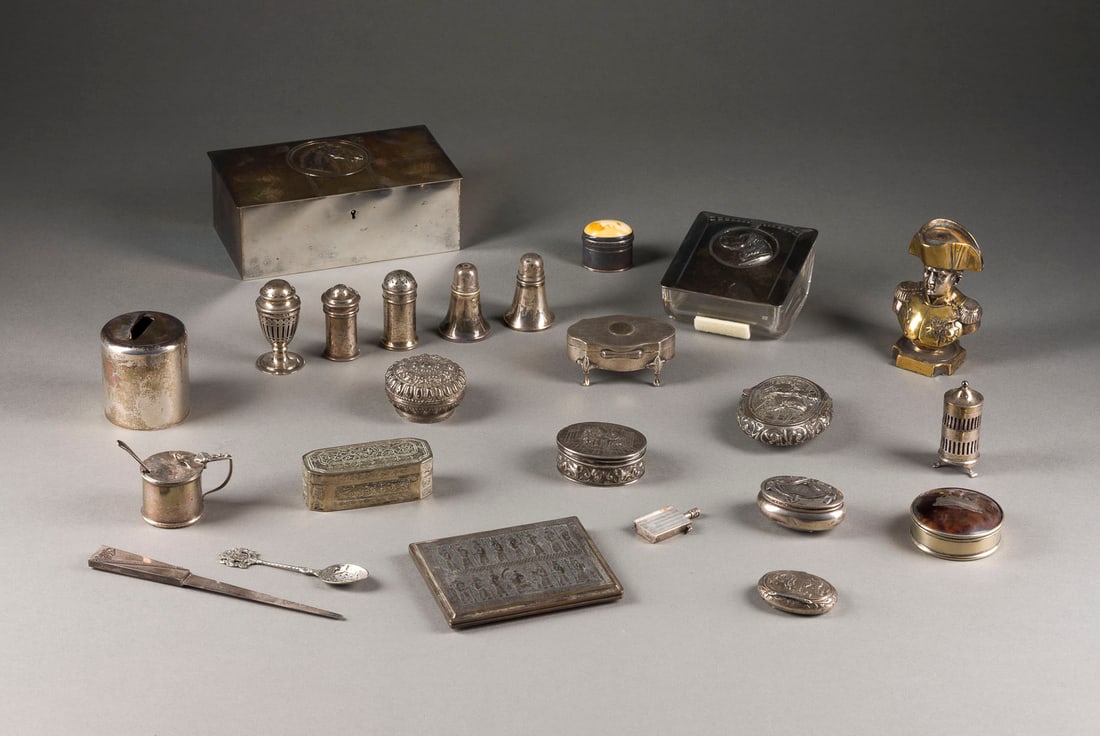 | SAMMLUNG VON 18 SILBEROBJEKTEN: SAMMLUNG VON 17 SILBEROBJEKTEN Deutsch, Israel, England, 19./20. Jh. 800/835er Silber, Glas. Ges.-Gew. 805 g. Punziert mit Garantie- und Herstellermarken, Feingehaltsangabe '800', '835' und