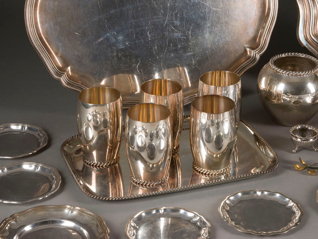 | SAMMLUNG VON 31 SILBEROBJEKTEN: SAMMLUNG VON 31 SILBEROBJEKTEN Deutsch, u.a. Koch & Bergfeld, Jacob Grimminger, 20. Jh. 800/835/925er Silber. Ges.-Gew. 4812 g. Punziert mit Halbmond, Krone, Feingehalt '925', Feingehalt. Bestehend