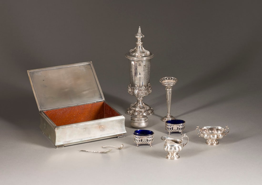 | SAMMLUNG VON ACHT SILBEROBJEKTEN: SAMMLUNG VON ACHT SILBEROBJEKTEN Deutsch/England u.a. Hanau, Ludwig Neresheimer&Co/Birmingham, 20. Jh. 925/820/830/800er Silber, Innenvergoldung, Holz. Ges.-Gew. 437 g (ohne Zigarettendose). Teilw.