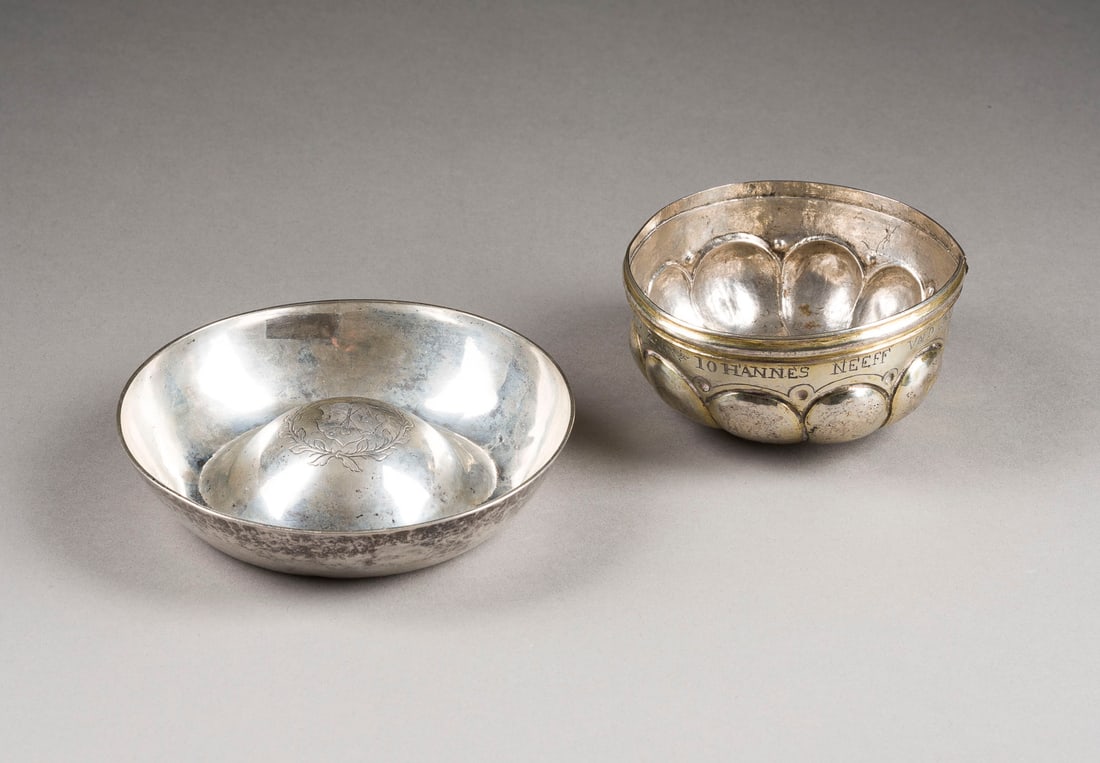 | WEINPROBIERSCHALE UND KELCHKORPUS: WEINPROBIERSCHALE UND KELCHKORPUS Deutsch, ab 1654 Silber. Ges.-Gew. 170 g. Weinprobierschale mit Wappen (Familienbesitz Hauth Wehlen). Inschrift: 'Iohannes Neeff und Margareta Ponck Eheleut in