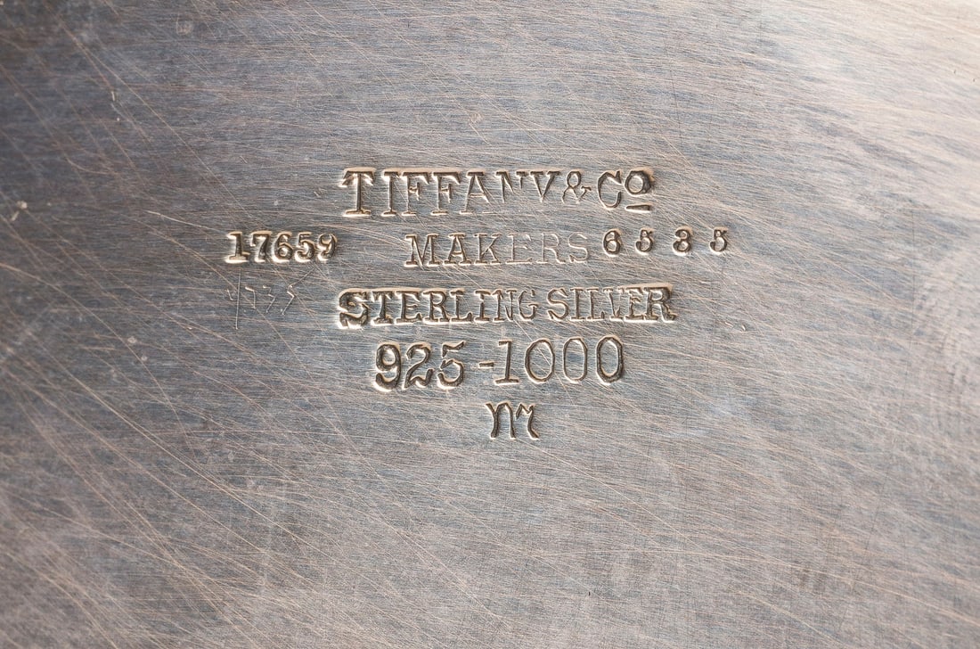 | PAAR KERZENLEUCHTER VON TIFFANY: PAAR KERZENLEUCHTER VON TIFFANY USA, New York, Tiffany & Co, 1907-1947 Sterling Silber, gefüllt. Ges. Gew. 876 g, H. 23 cm. Punziert mit Firmensignet 'Tiffany & Co/'17659', 'Makers', '6585',