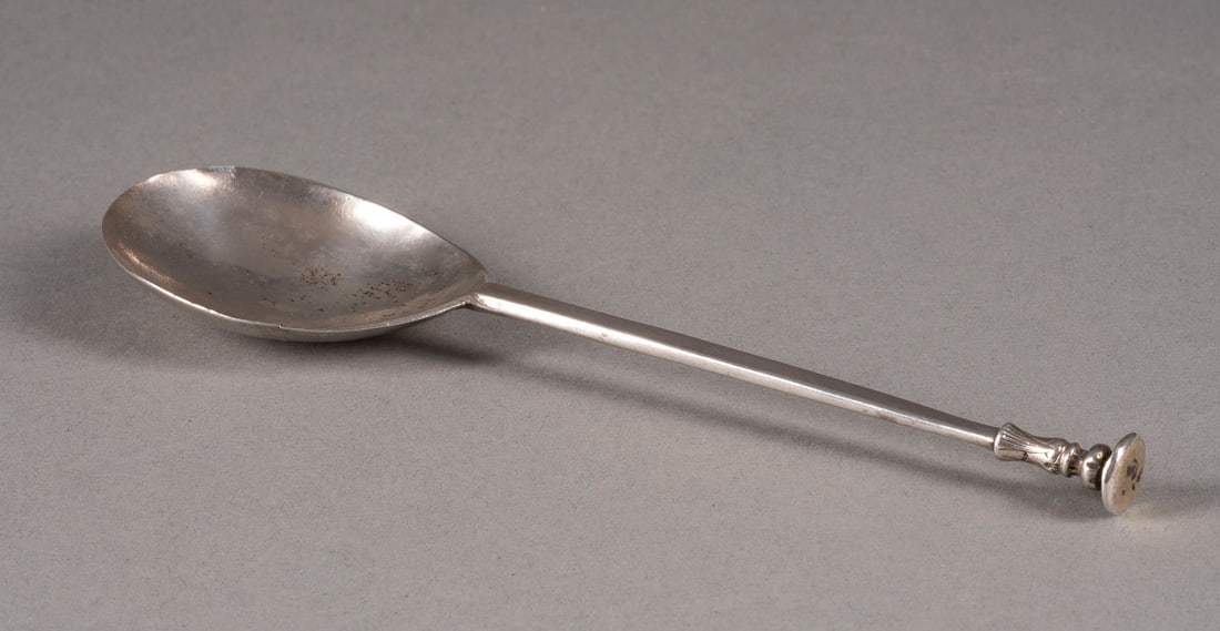 | JAMES I. LÖFFEL: JAMES I. LÖFFEL England, Salisbury, Thornborough, um 1615 Silber. Gew. 39 g. Punziert mit 'T' im Kreis. Expertise: Zertifikat von William Walter Antiques Limited liegt vor.JAMES I. LÖFFEL