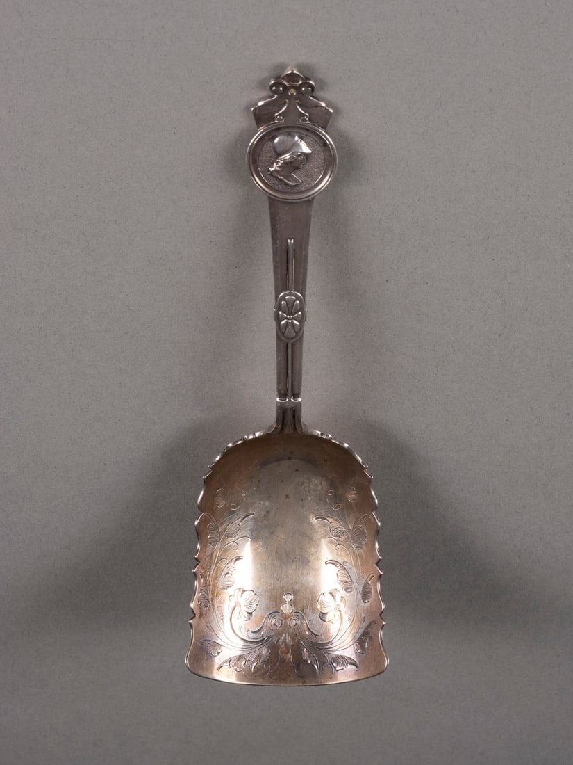 | MEDAILLON-SERVIERLÖFFEL MIT MONOGRAMM (1 of 1)