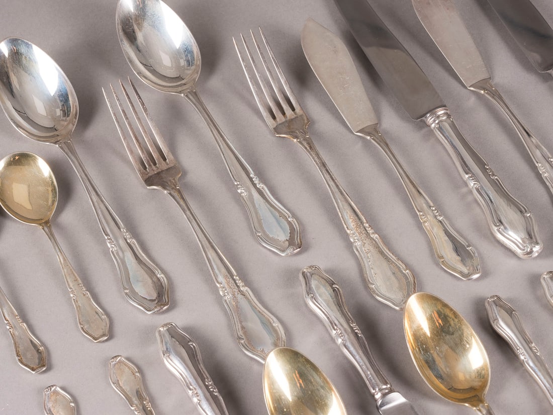 | SPEISEBESTECK FÜR ZWÖLF PERSONEN: SPEISEBESTECK FÜR ZWÖLF PERSONEN Deutsch, Stuttgart, Ernst Menner, 20. Jh. 925er Silber, teilw. vergoldet, Metall. Ges.-Gew. 8447g. Punziert teilw. mit Mond und Krone, Feingehalt '925',