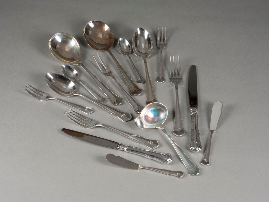 | 40-TEILIGES BESTECK 'ALT-CHIPPENDALE': 40-TEILIGES BESTECK 'ALT-CHIPPENDALE' Deutsch, Robbe & Berking, 20. Jh. 925er Silber. Ges.-Gew. 1622 g (ohne Messer). Punziert mit Halbmond, Krone, Feingehalt '925', Firmensignet. Mit Monogramm.