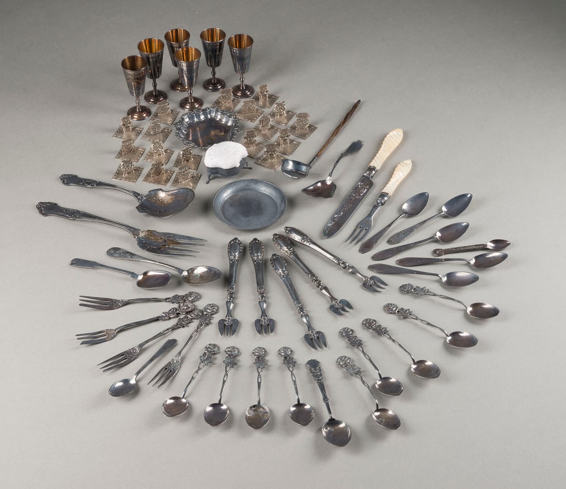 | 61-TEILIGES KONVOLUT VON SILBEROBJEKTEN: 61-TEILIGES KONVOLUT VON SILBEROBJEKTEN U.a. Mexiko, England, Dänemark, Deutschland, Frankreich 800/835/900er Silber. Ges.-Gew. 960 g. Teils punziert mit Garantie- und Herstellermarken sowie mit